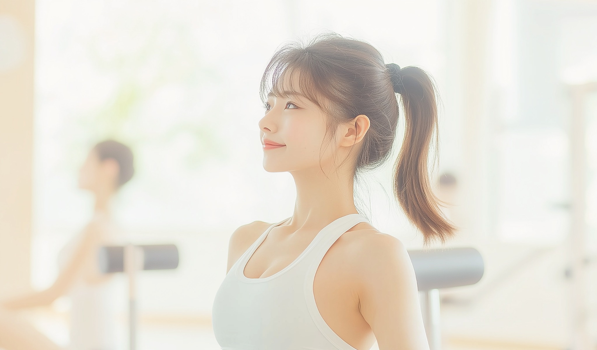 明るいスタジオで姿勢を整える女性のイメージ