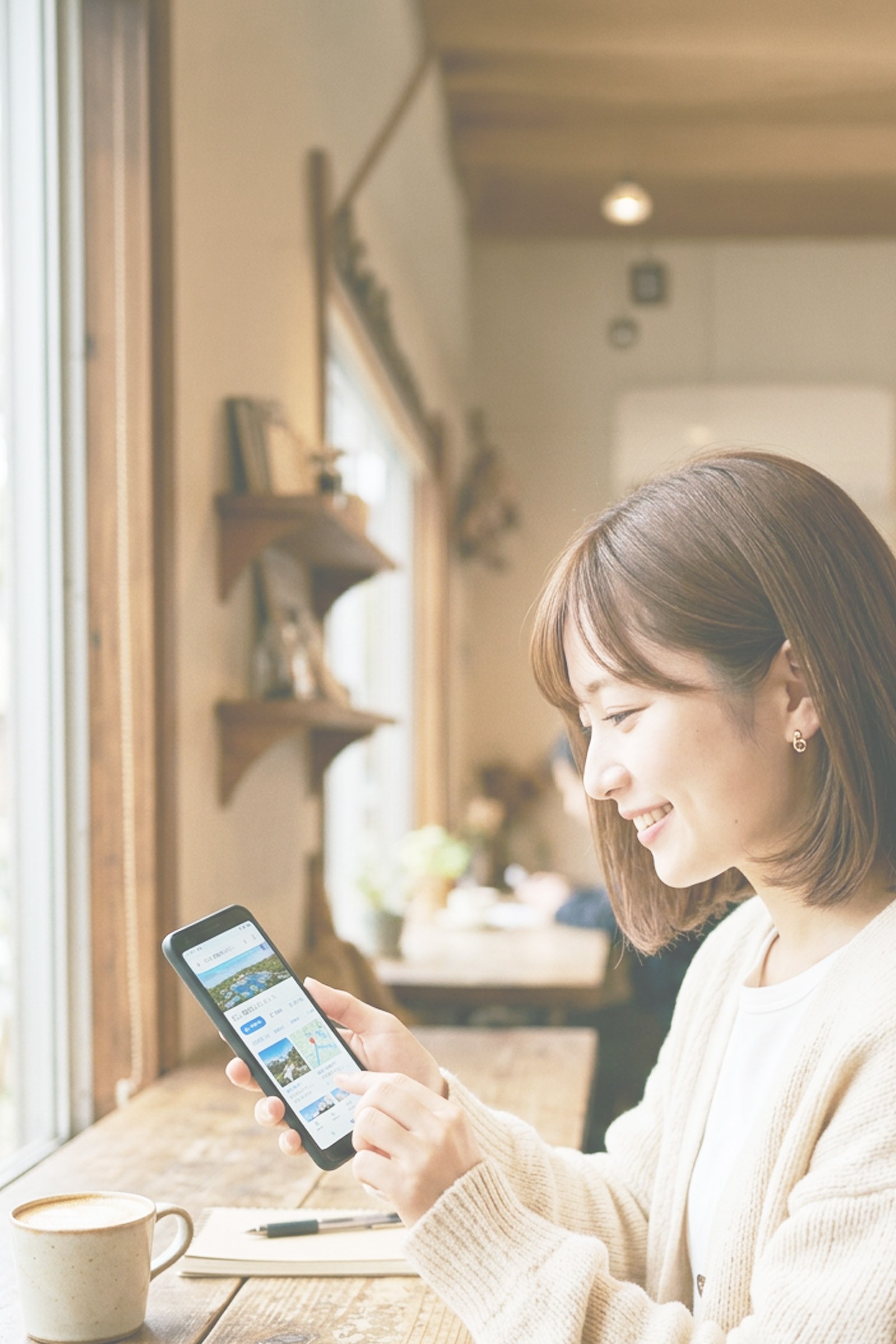 カフェでLINE予約を確認するイメージ